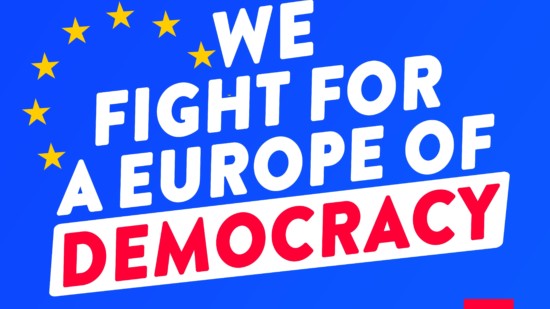 Europaflagge mit Text: We fight for a europe of democracy