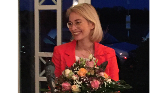 Peggy Schierenbeck mit Blumen